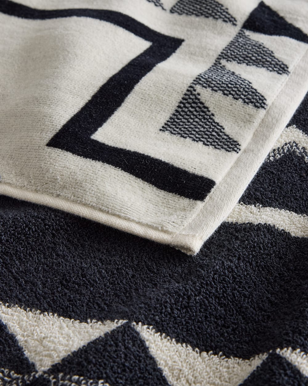 OXBOW SPA TOWEL<br>BLACK/WHITE