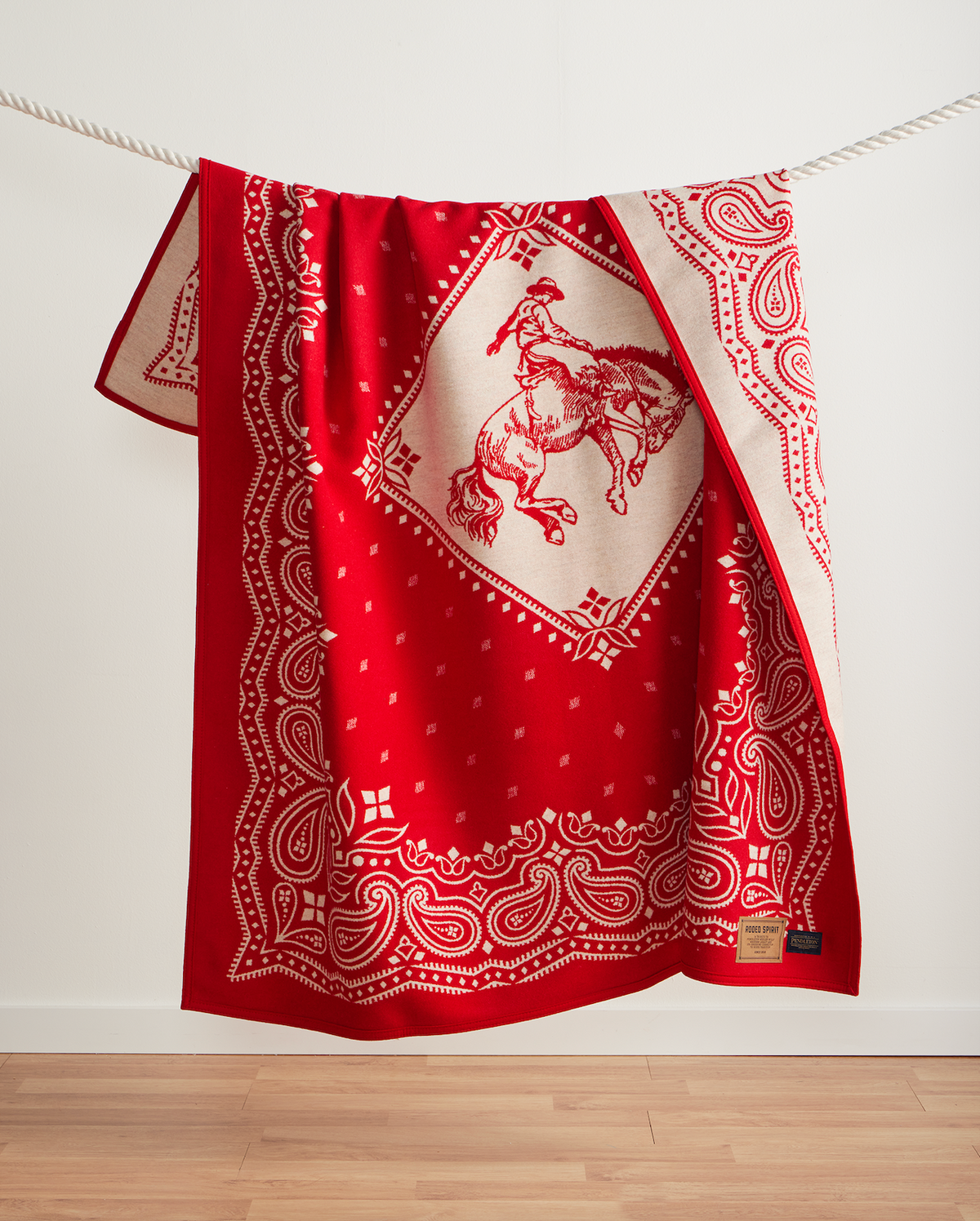 JACQUARD UNNAPPED THROW<br>RODEO SPIRIT RED