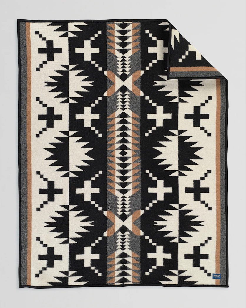 Jacquard Napped Throw<br>Spider Rock Black / White