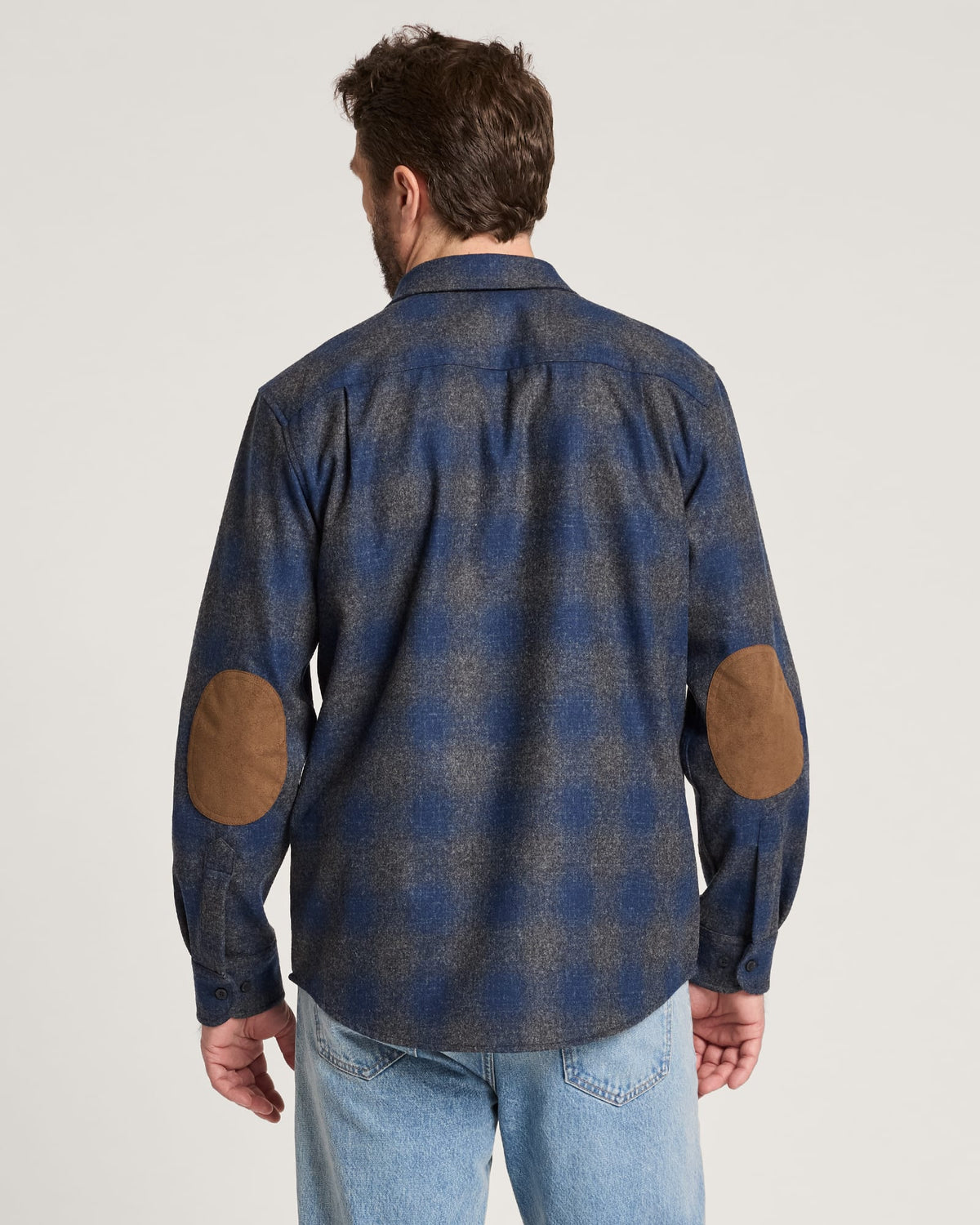 MEN'S PLAID ELBOW-PATCH TRAIL SHIRT<br>NAVY/OXFORD MIX OMBRE