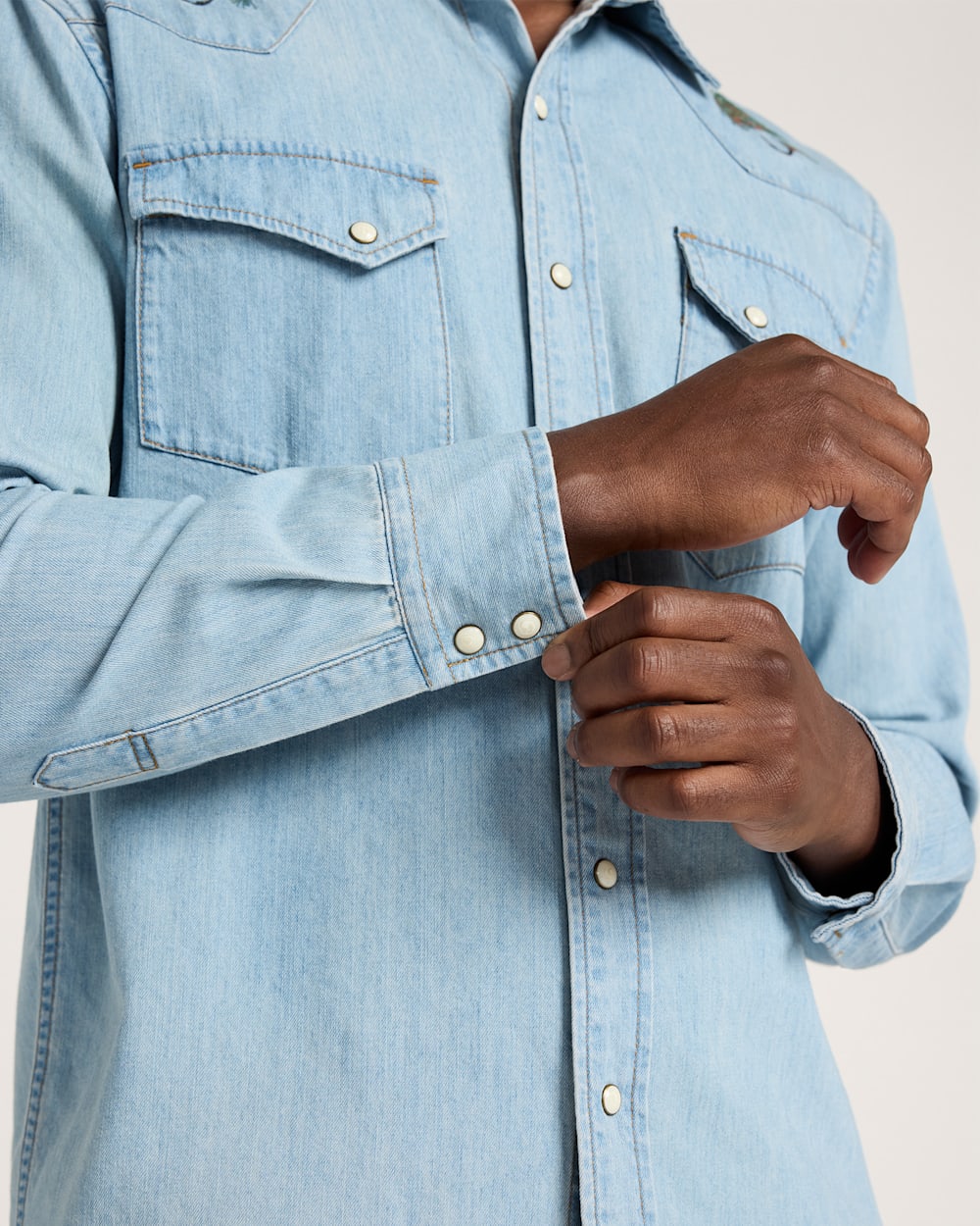 MEN'S SALMON EMBROIDERED DENIM GAMBLER SHIRT<br>LIGHT BLUE/SALMON