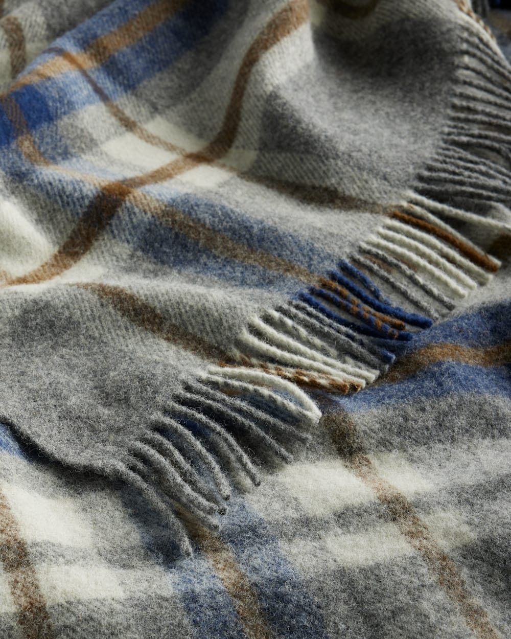 MOTOR ROBE THROW WITH LEATHER CARRIER<br>RALEIGH PLAID