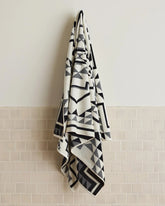 OXBOW SPA TOWEL<br>BLACK/WHITE