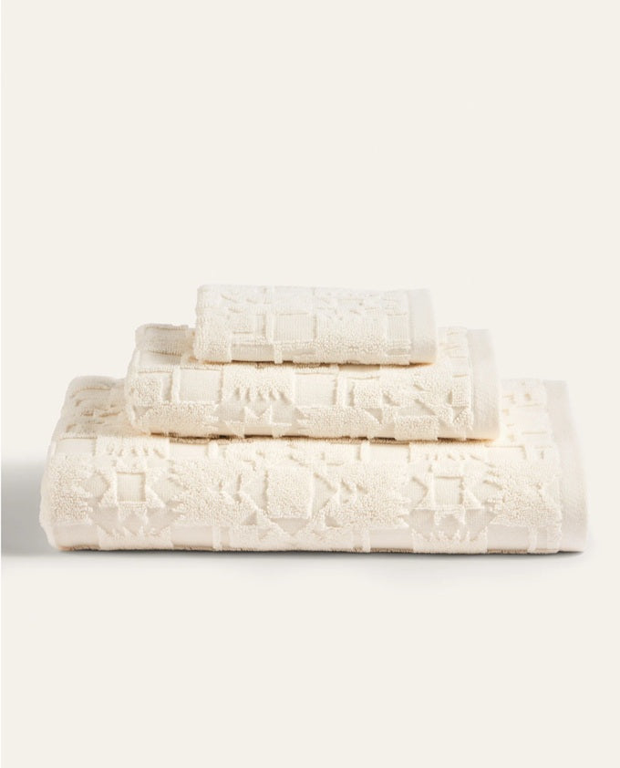 SCULPTED TOWEL 3-PIECE SET<br>IVORY