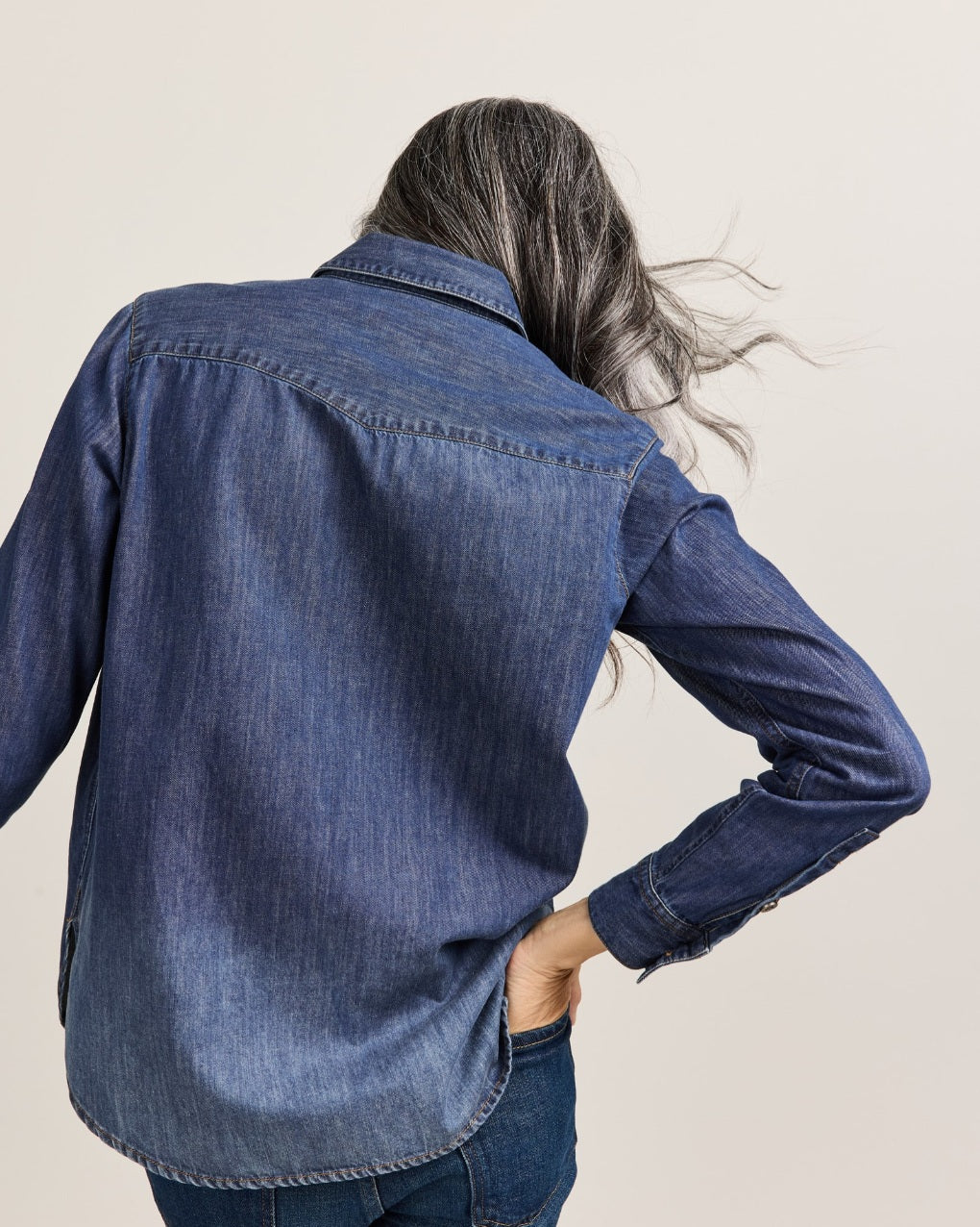 THE PERFECT ONE POCKET SHIRT<br>MEDIUM WASH